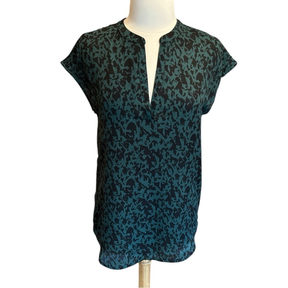 Halogen Green Black Graphic Deep V Cap Sleeve Blouse Tunic Length Runs Lrg Sz XS